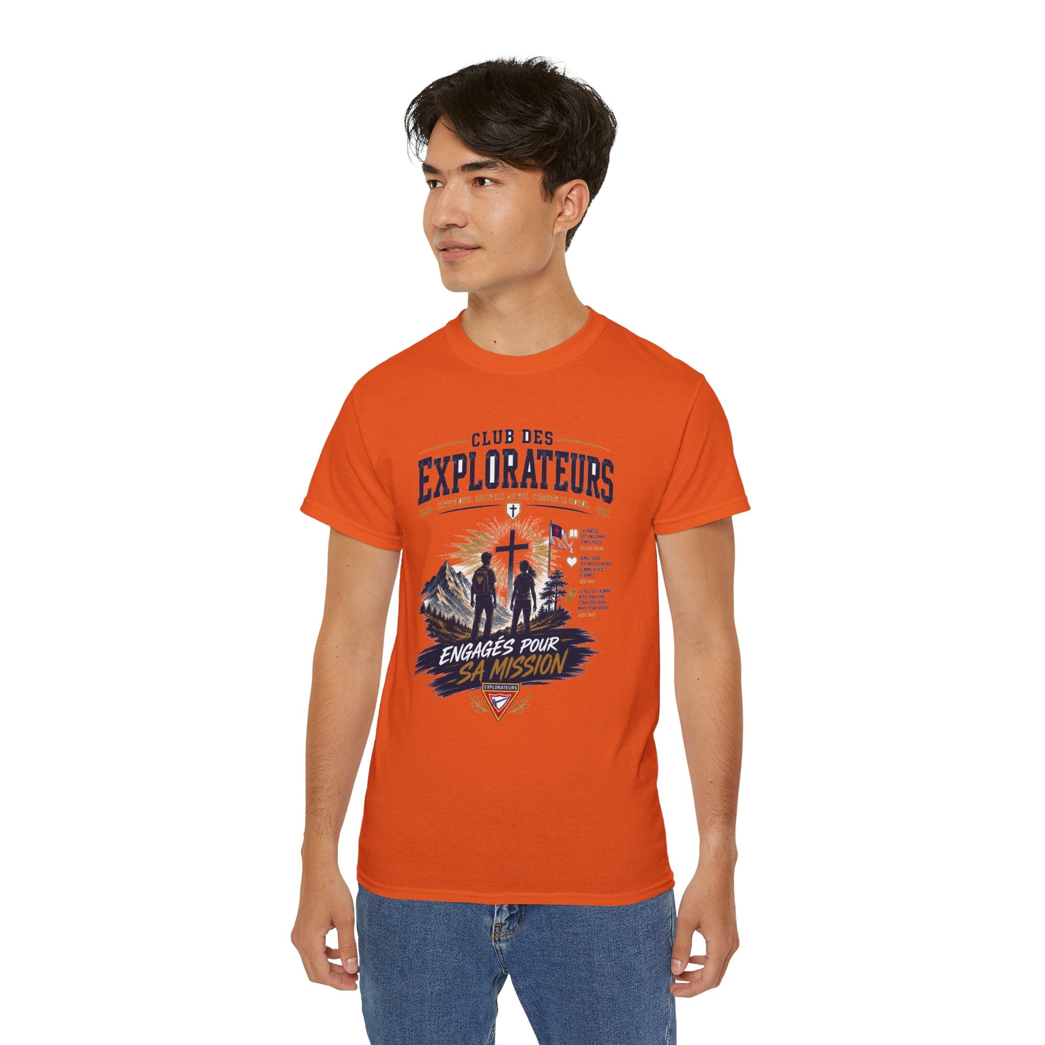 Explorateurs engagés dans leur mission T-shirt | Croix chrétienne silhouette, design d’insigne de foi