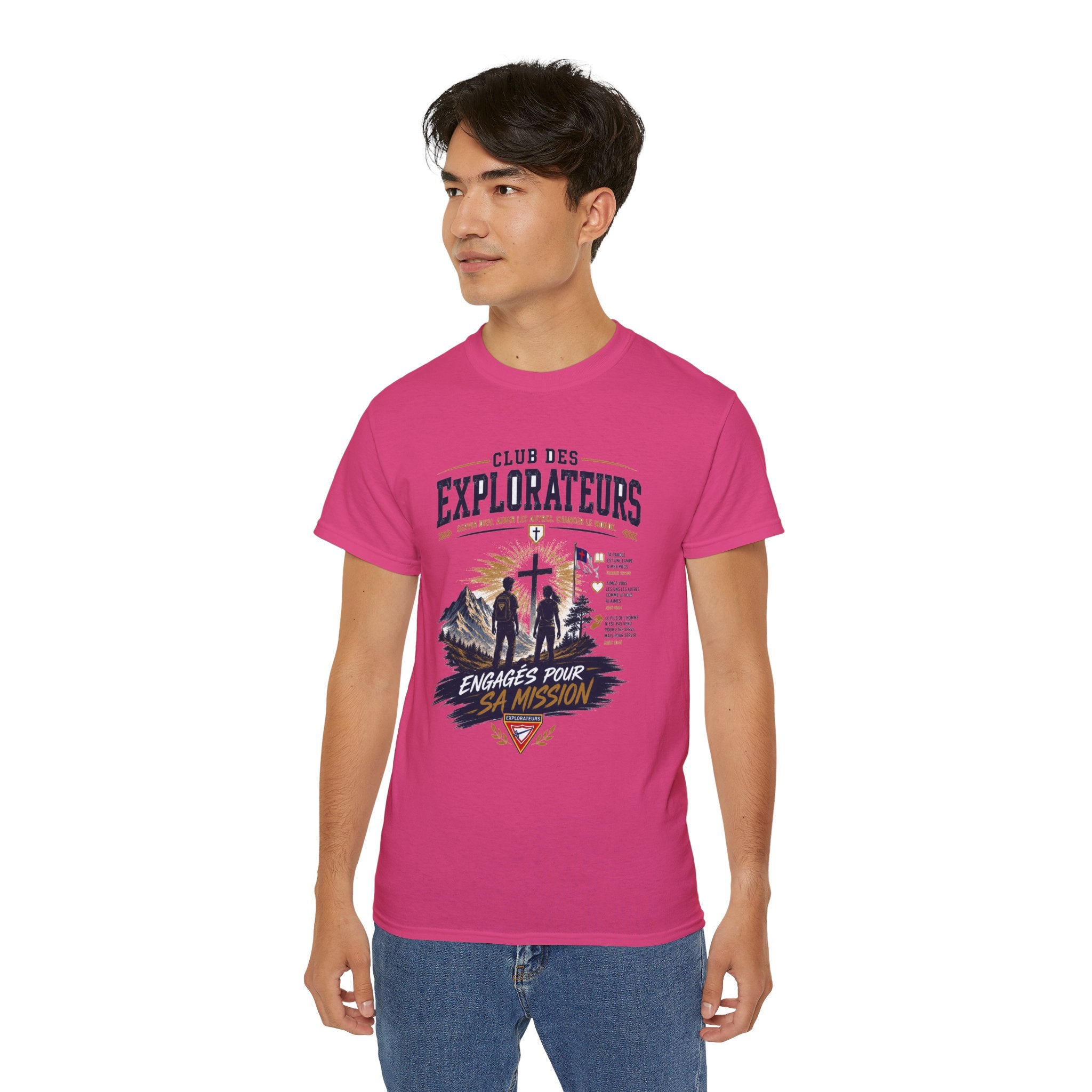 Explorateurs engagés dans leur mission T-shirt | Croix chrétienne silhouette, design d’insigne de foi