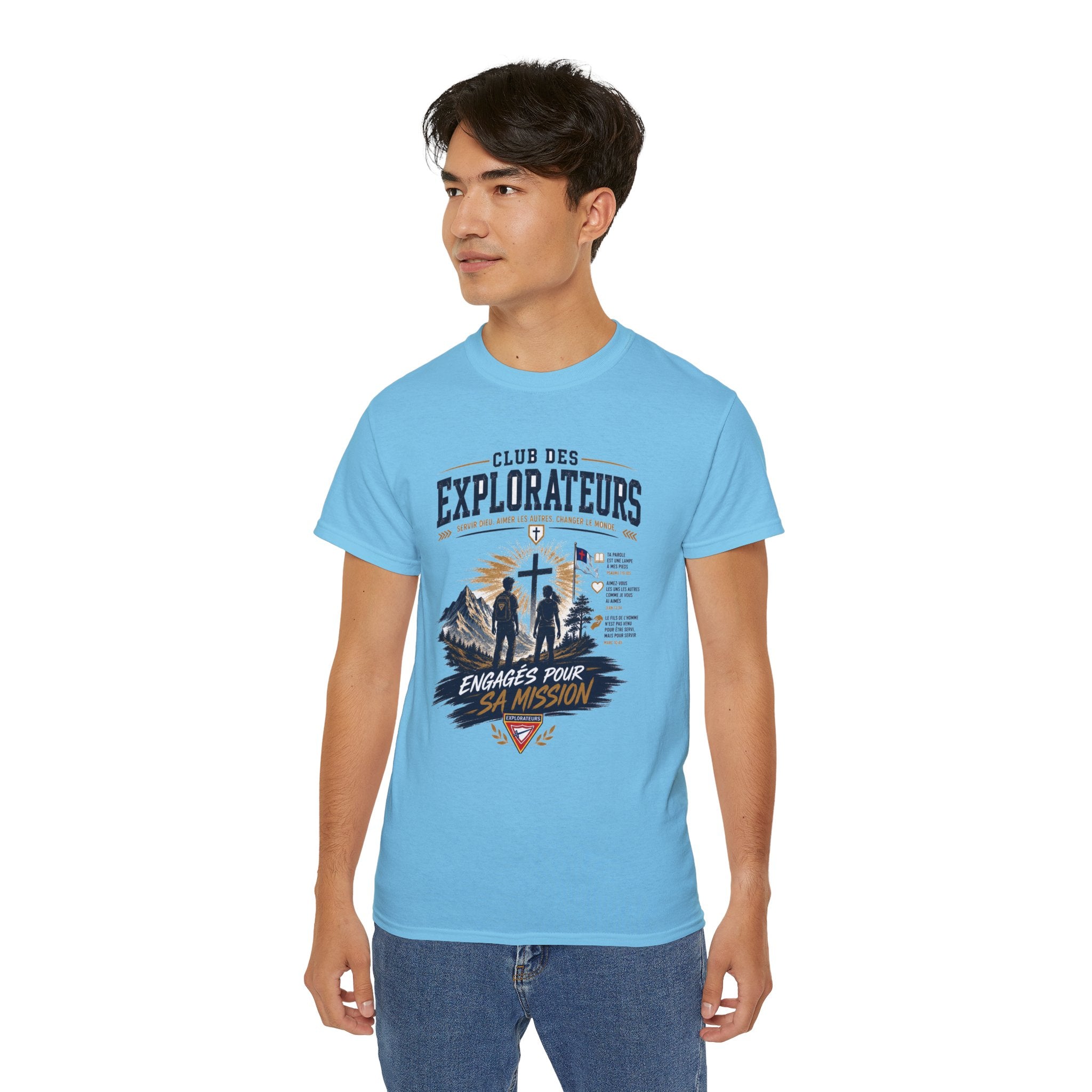 Explorateurs engagés dans leur mission T-shirt | Croix chrétienne silhouette, design d’insigne de foi