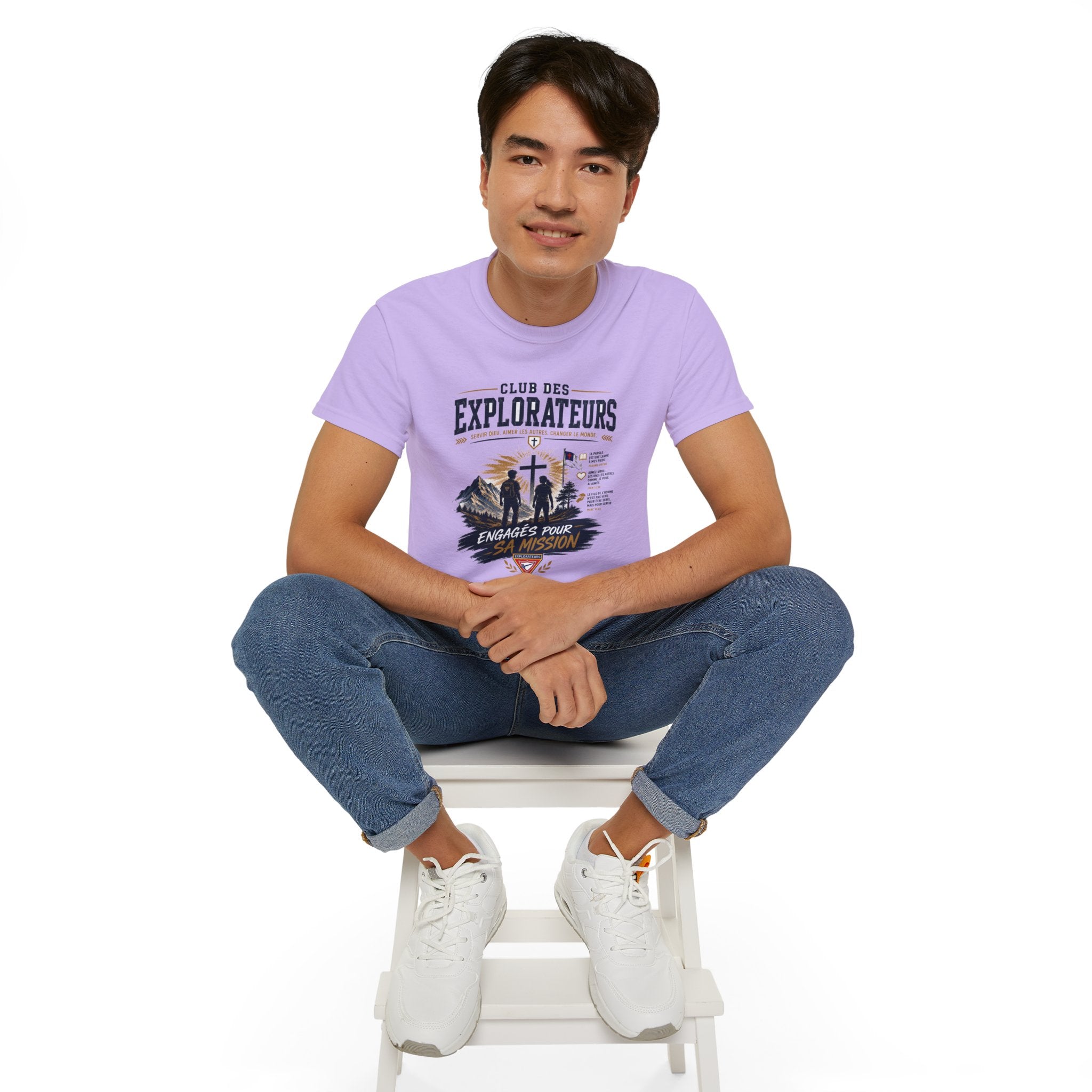 Explorateurs engagés dans leur mission T-shirt | Croix chrétienne silhouette, design d’insigne de foi