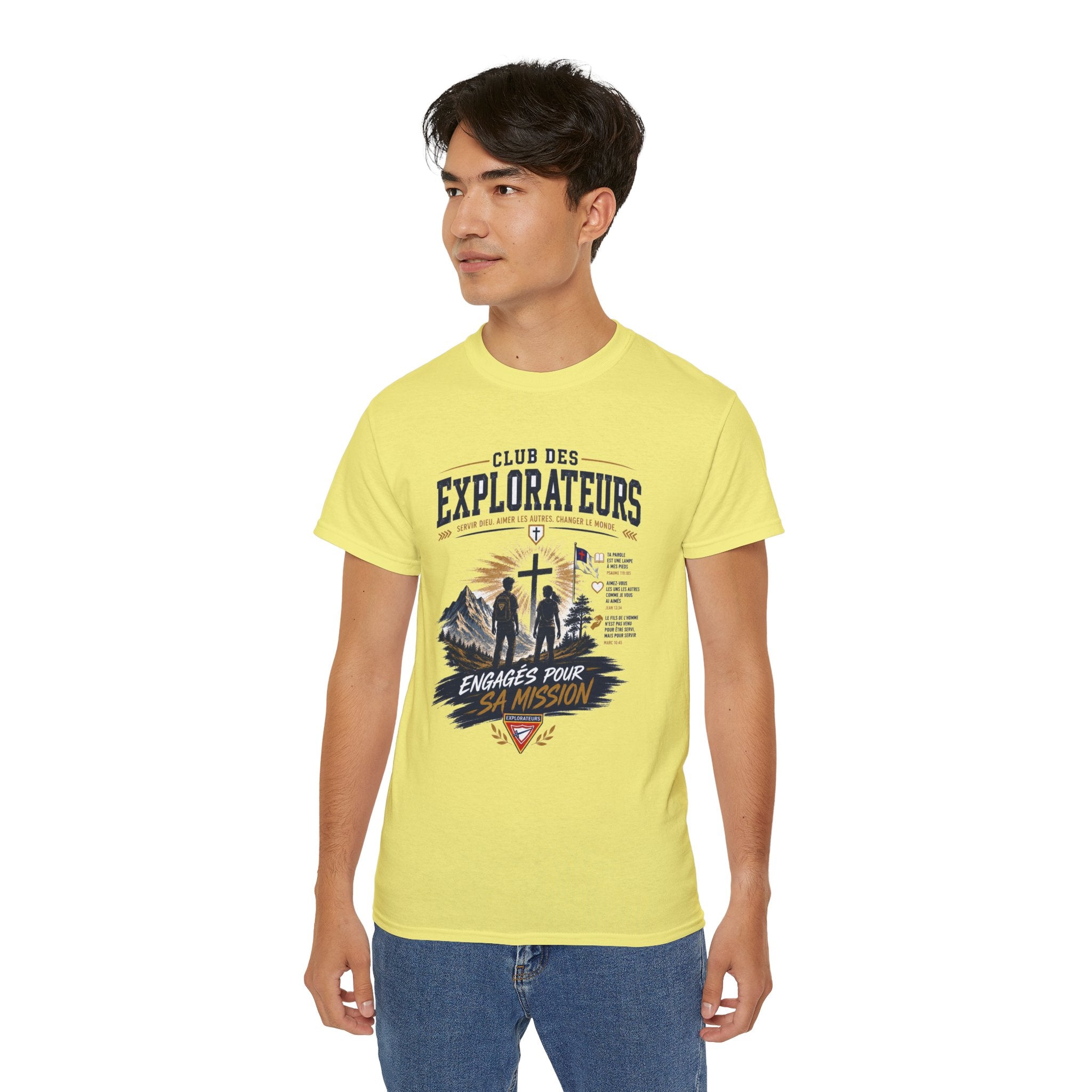 Explorateurs engagés dans leur mission T-shirt | Croix chrétienne silhouette, design d’insigne de foi