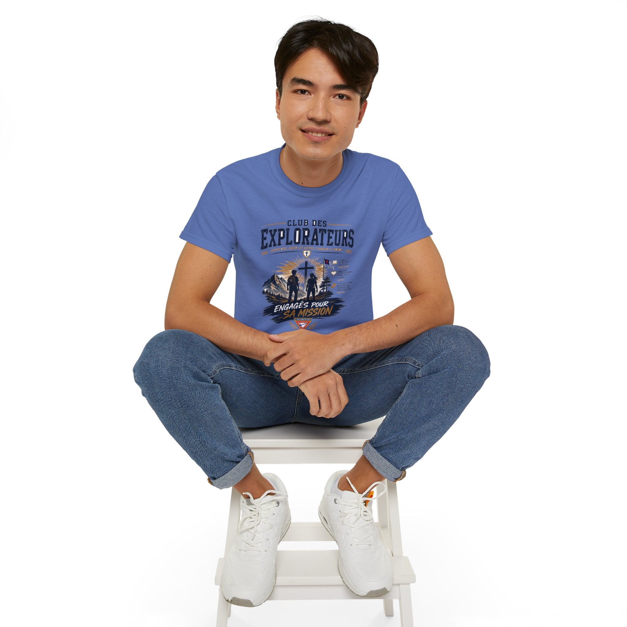 Explorateurs engagés dans leur mission T-shirt | Croix chrétienne silhouette, design d’insigne de foi