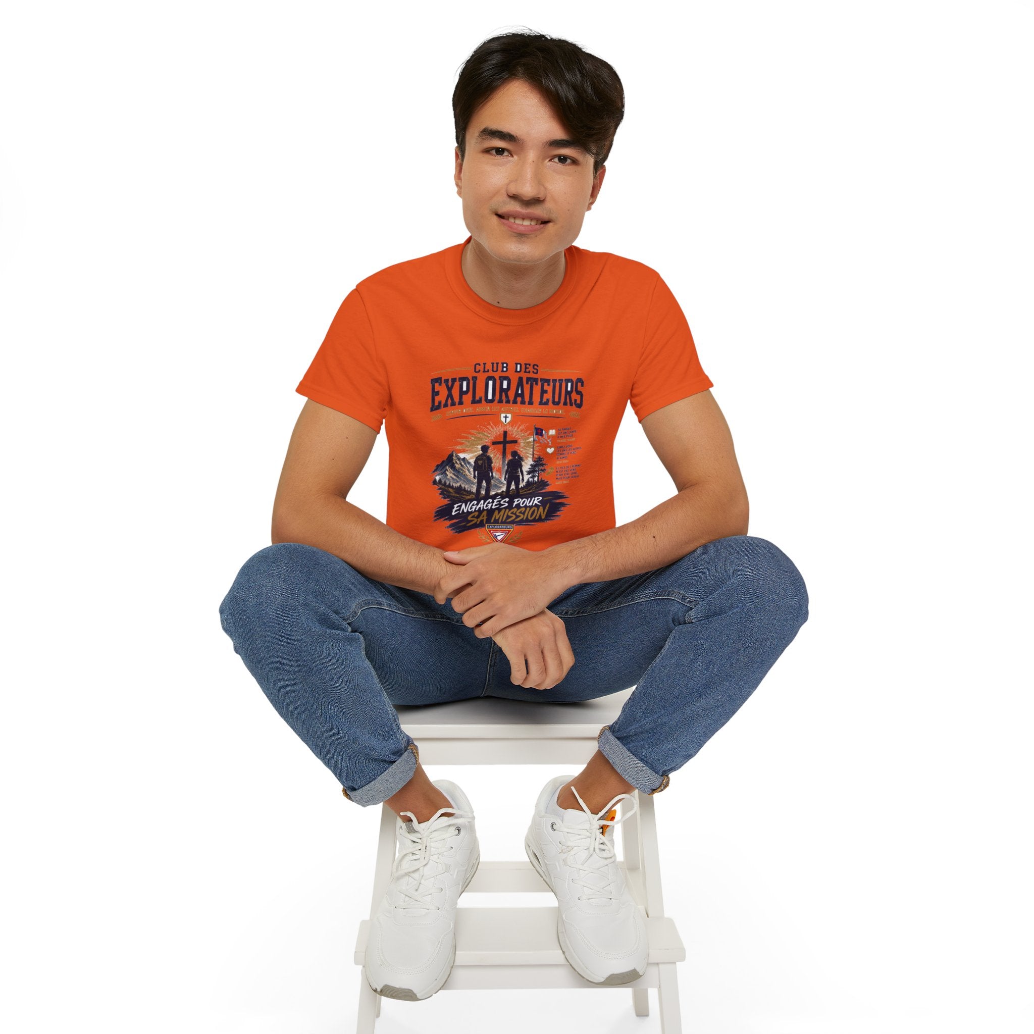 Explorateurs engagés dans leur mission T-shirt | Croix chrétienne silhouette, design d’insigne de foi